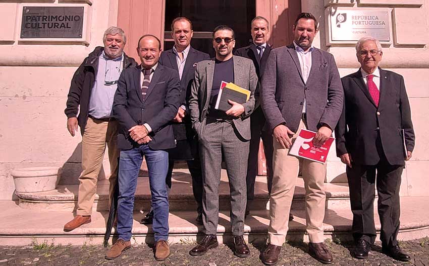 Representantes da tauromaquia em frente ao Palácio Nacional da Ajuda